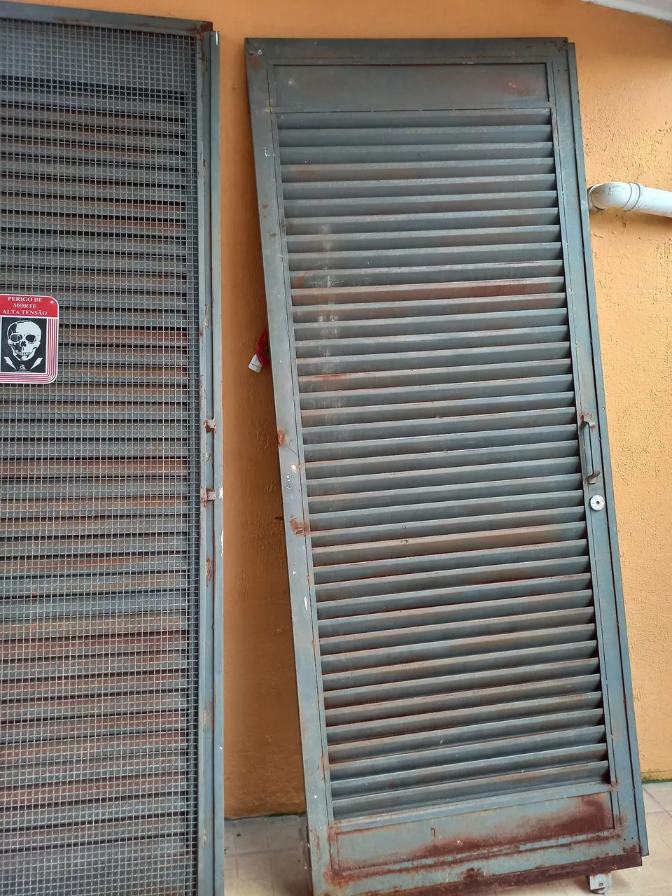 Porta de Aço com Venezianas - Ideal para Segurança!