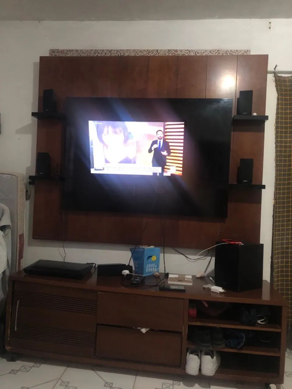 Painel de TV com prateleiras e rack
