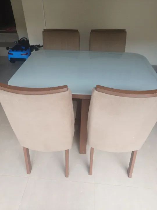 Mesa de vidro com 4 cadeiras