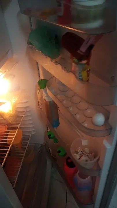 Geladeira semi nova tudo funcionado venda 800 pra sair logo - Foto 6