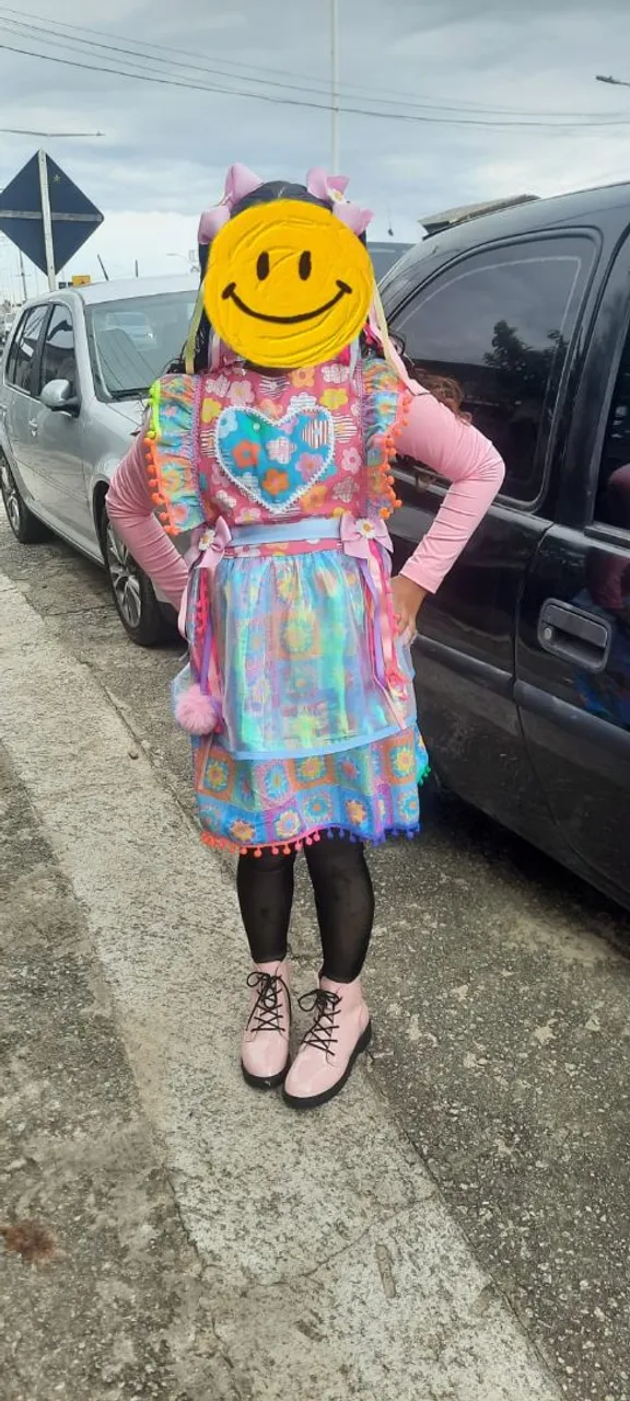 Vestido colorido e botas rosa