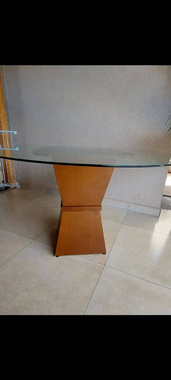 Mesa de jantar redonda com base em madeira