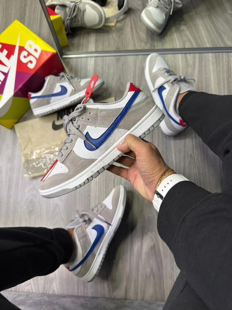 TÊNIS Nike Dunk Low SB - Cinza com detalhes em Azul e Vermelho