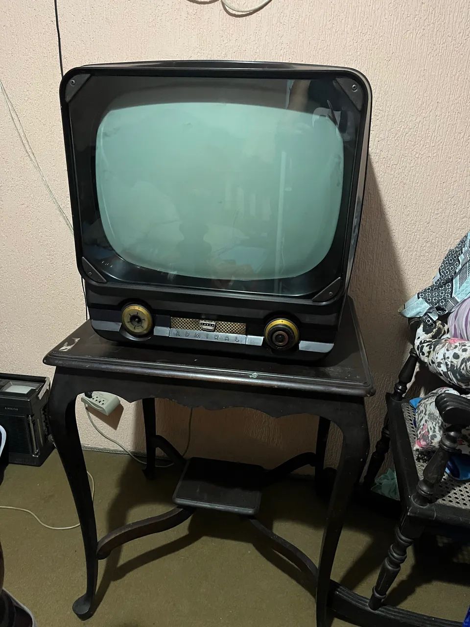 televisão valvulada antiga da marca Admiral