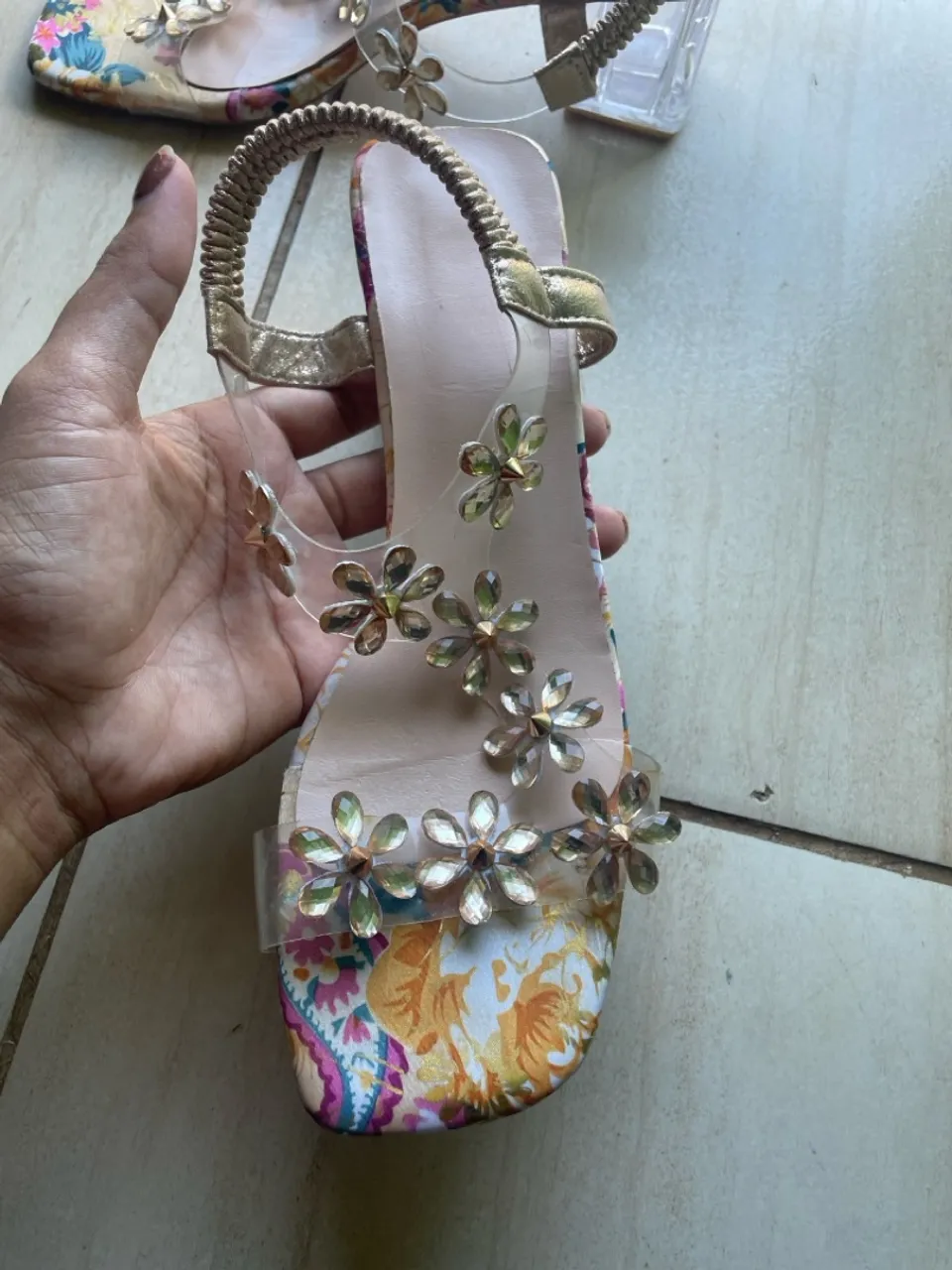 Sandália Feminina Floral com Detalhes em Strass