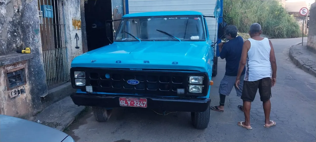 Caminhão F4000