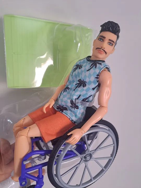 Boneco articulado com cadeira e roupa ken Fashionista 196