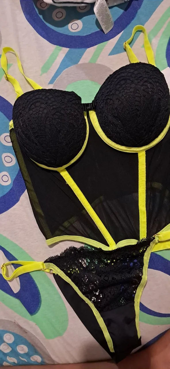 Conjunto corsele neon com detalhes em neon
