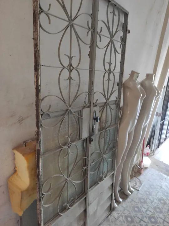 Porta de ferro com design clássico