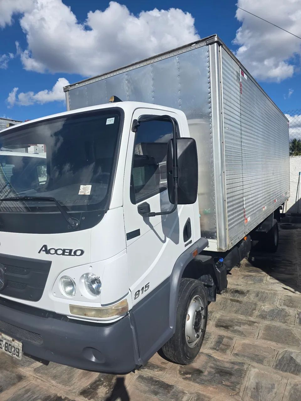 Accelo 815 - Ano; 2014 - Baú 