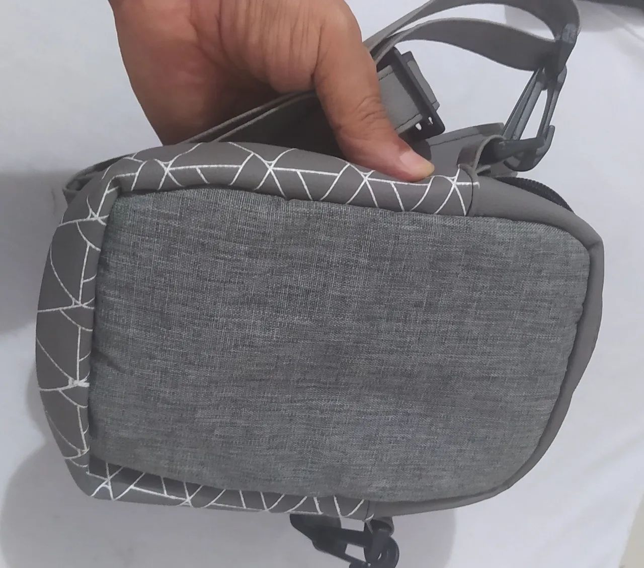 Bolsa de Ombro Cinza com Detalhes em Branco - Foto 3