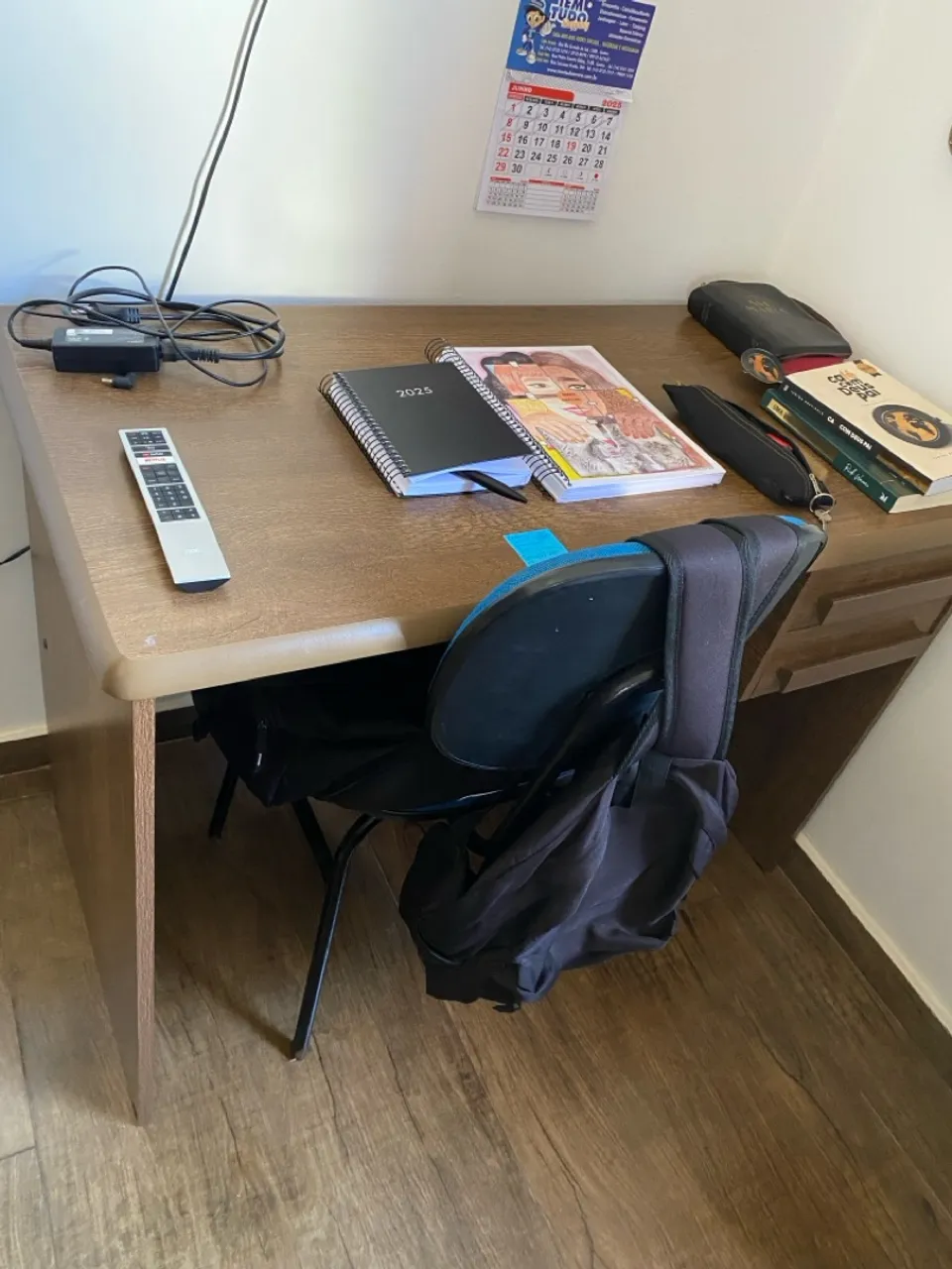 Mesa de Escritório Simples e Funcional