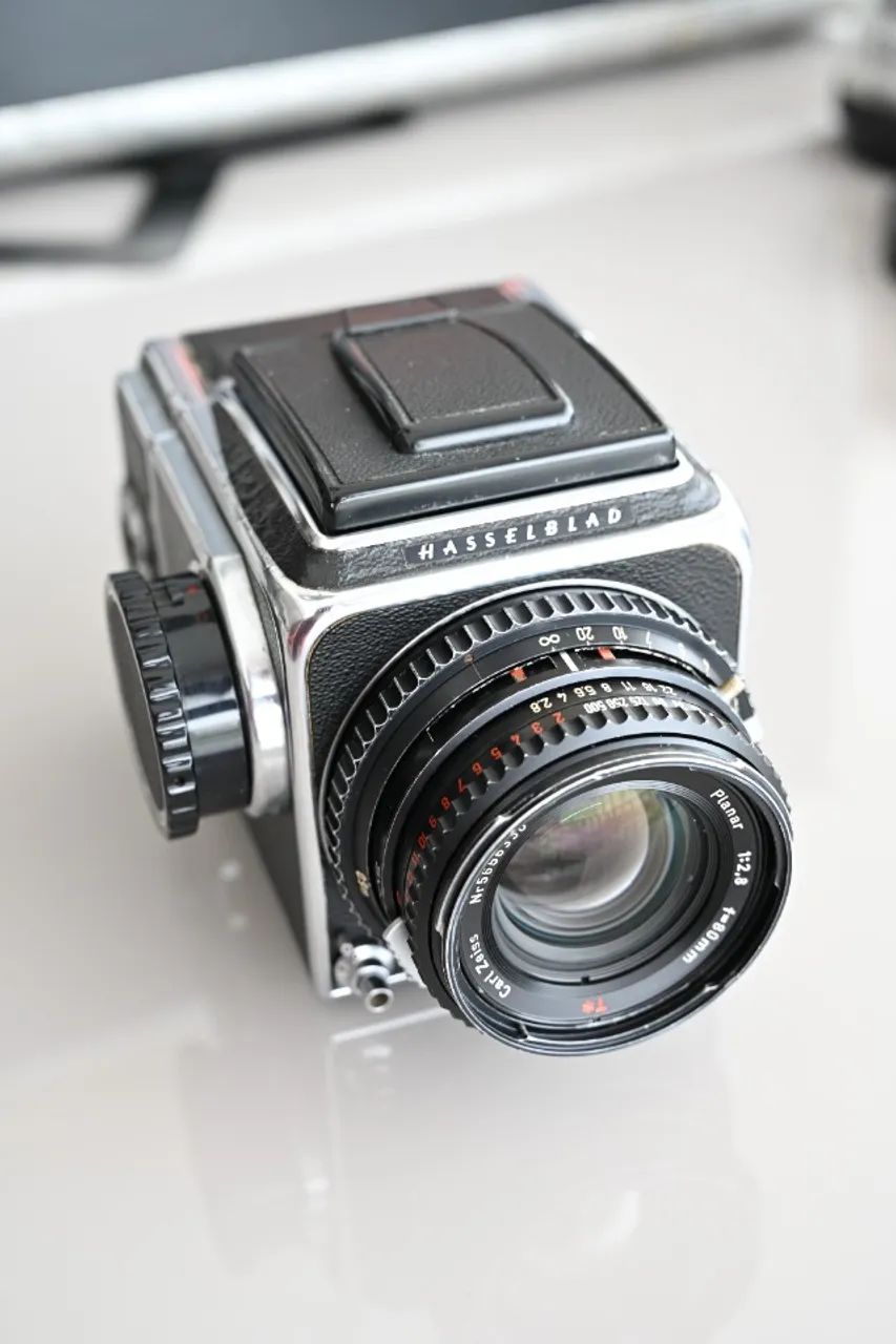 Câmera Analógica Hasselblad 500C + Carl Zeiss Planar 80mm 2.8 e