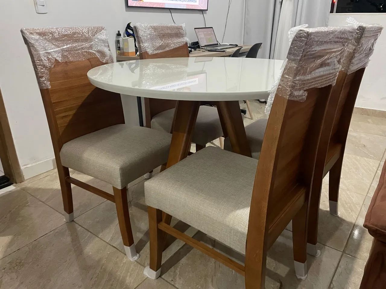 Mesa a pronta entrega e com cadeiras na madeira maciça  - Foto 2