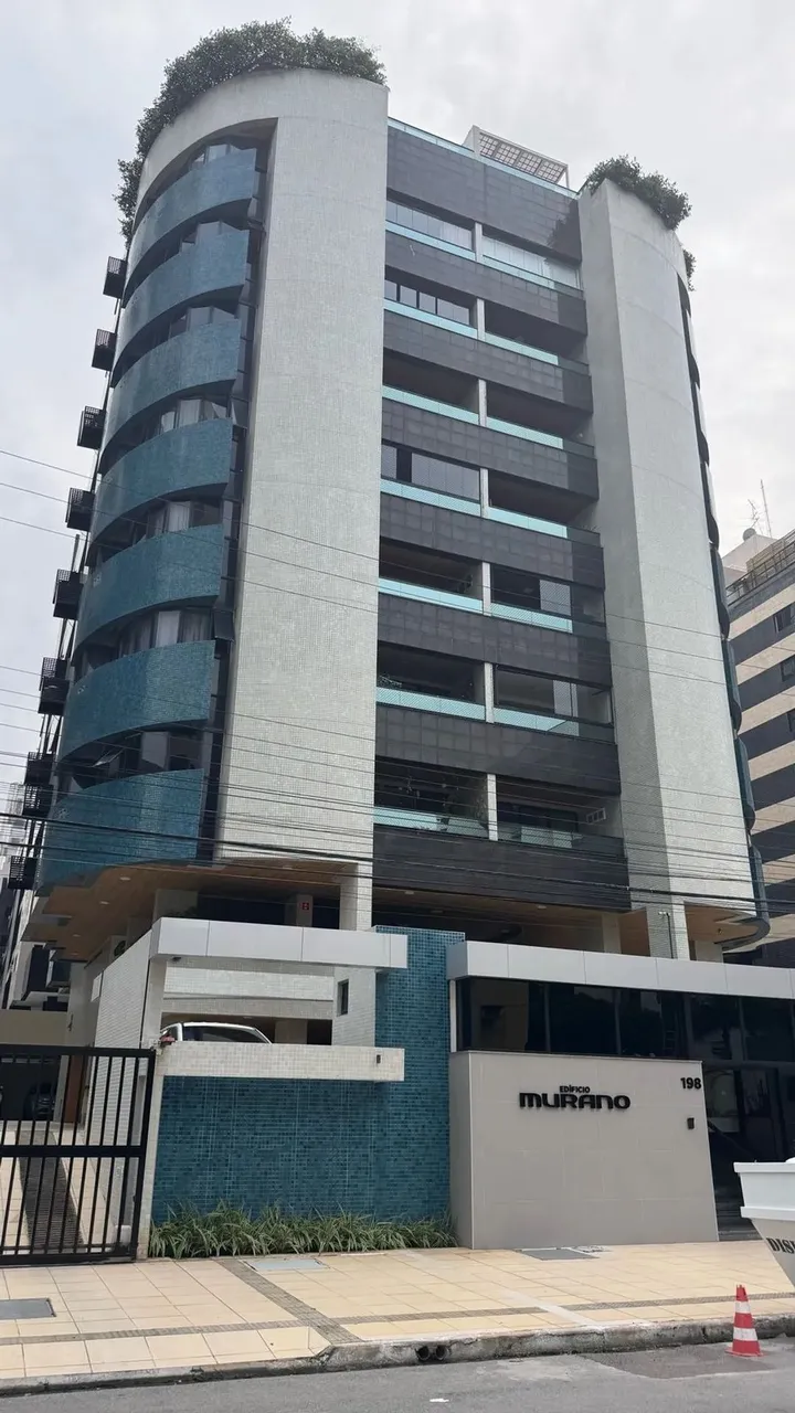 Vendo Apartamento com 3 Suítes na segunda quadra da Praia.