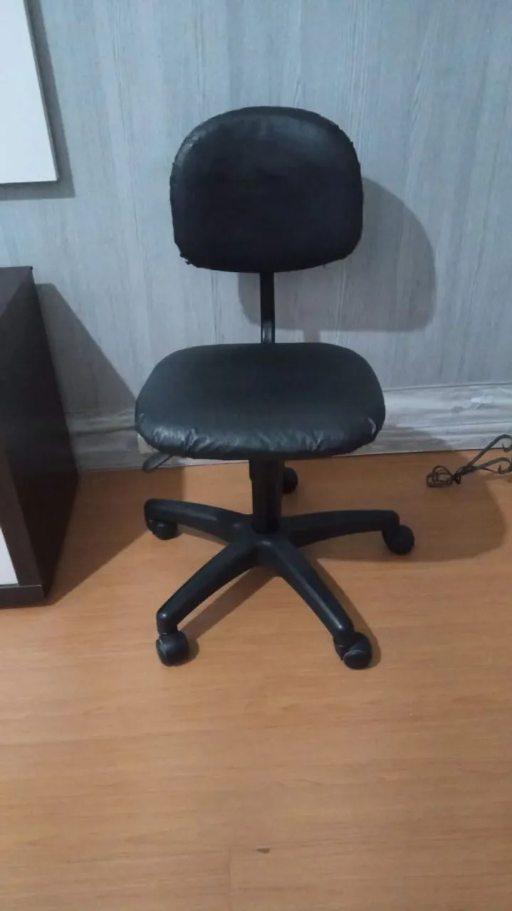 Cadeira de Escritório Giratória - Conforto e Praticidade