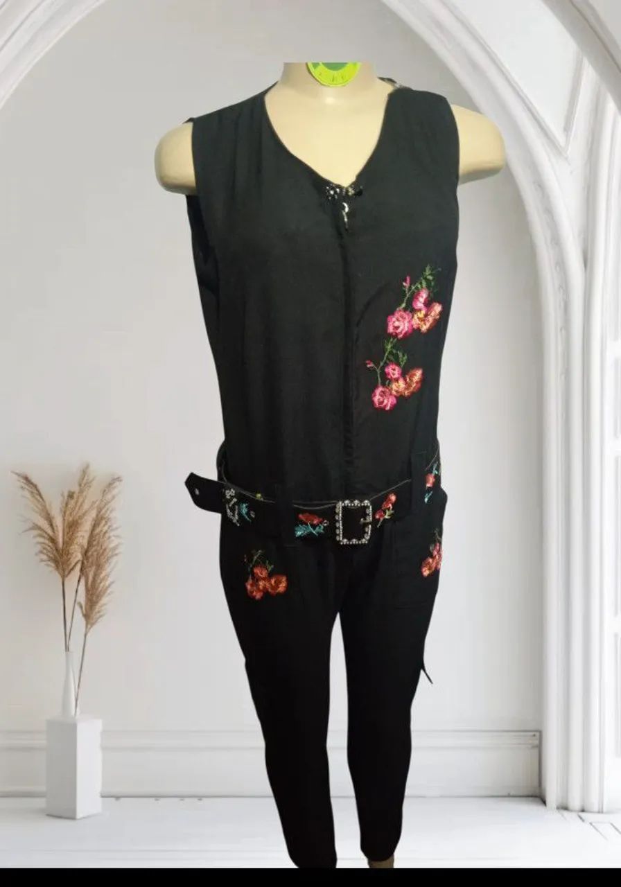 Macacão preto bordado floral no - Foto 4