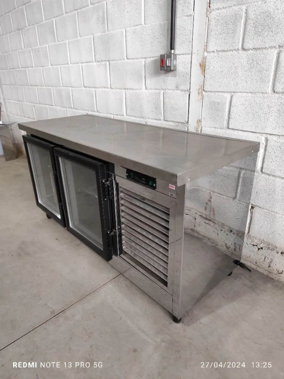 Balcão Refrigerado em Inox com Portas de Vidro Elegantes