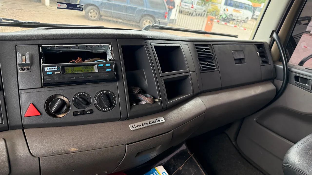 VOLKSWAGEN 24-280 6x2 ano 2013 Baú - Foto 9