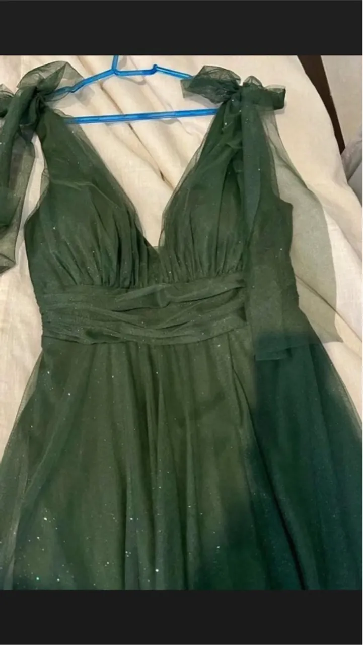 Vestido de festa verde oliva com brilho
