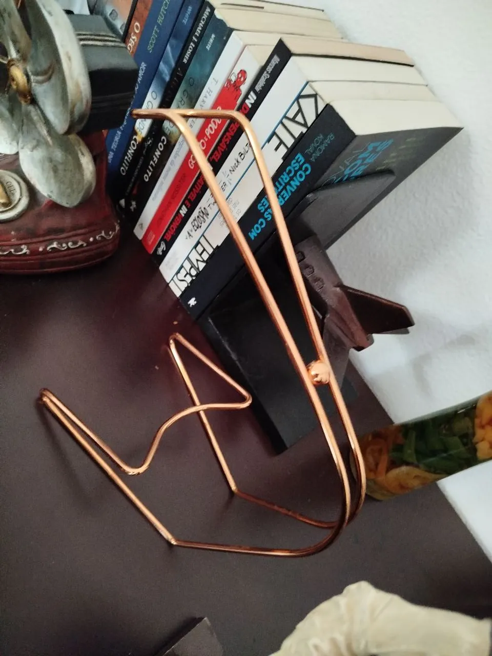 Suporte para vinho em metal cor cobre