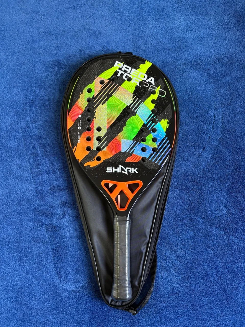 Raquete de Beach Tennis Shark Predator 2025 com capa preta