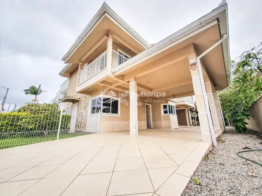 Casa financiável à venda com 3 dormitórios e 279m2, no Carianos, Florianópolis, SC