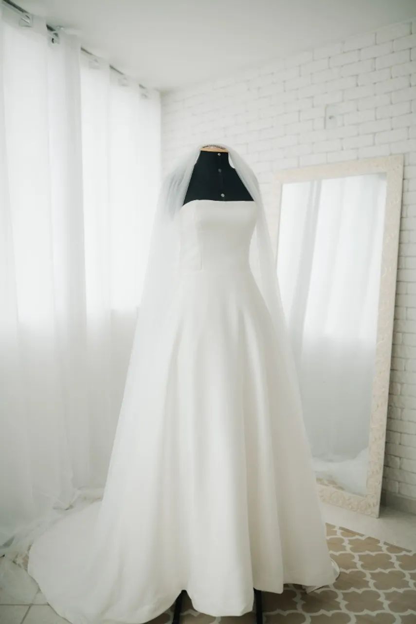 VESTIDO DE NOIVA MINIMALISTA