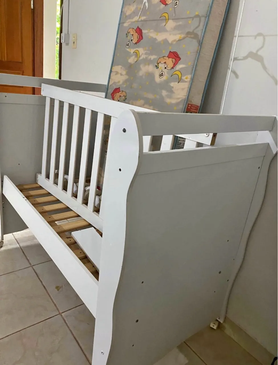 Berço de bebê branco em ótimo estado