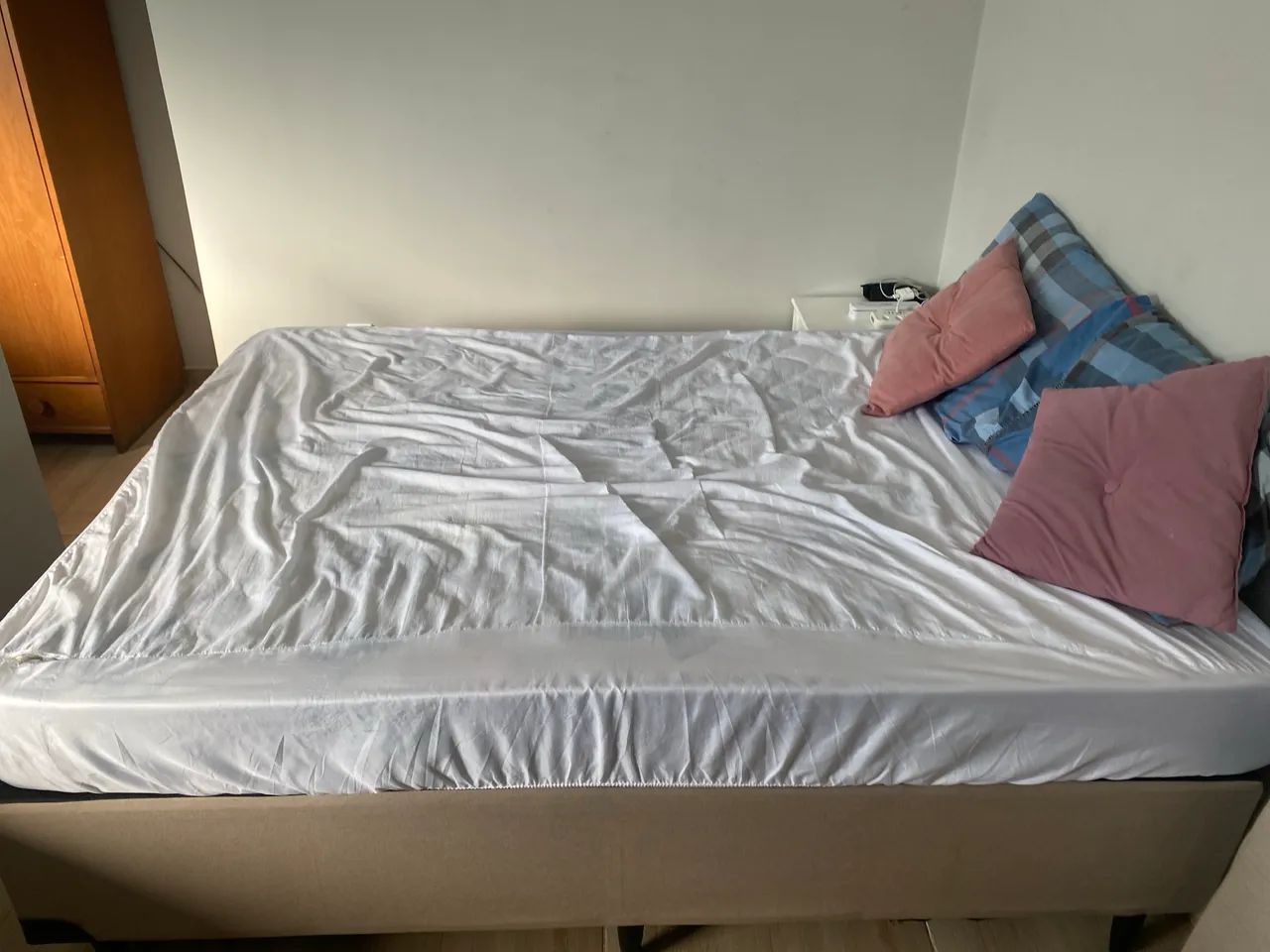 Vendo cama com colchão de casal