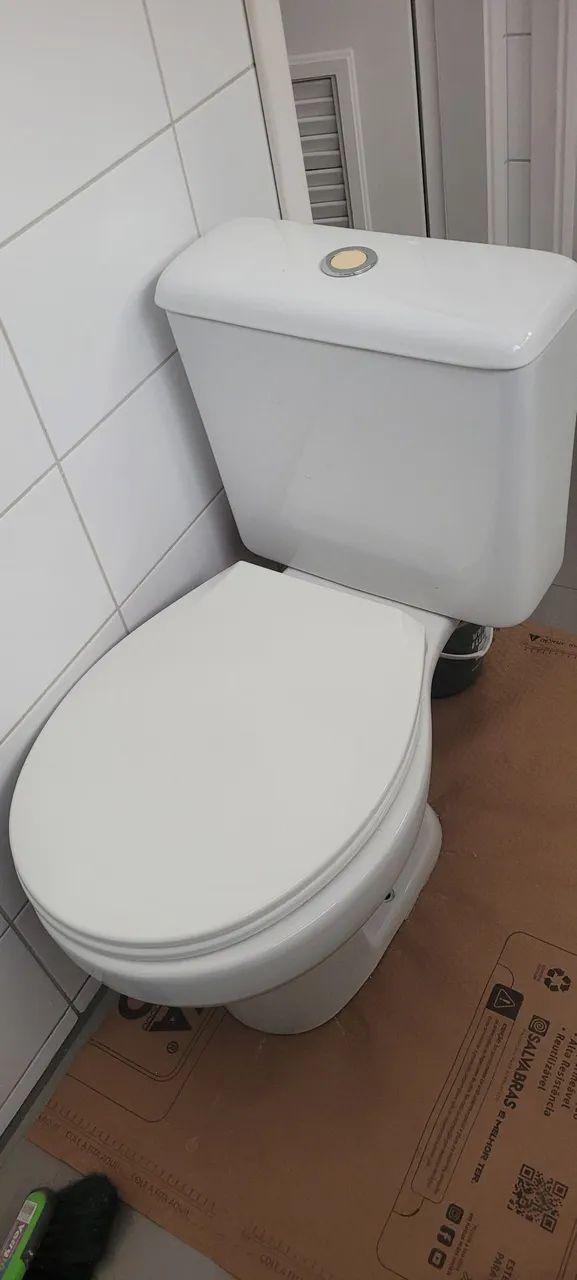 Vaso sanitário com caixa acoplada 