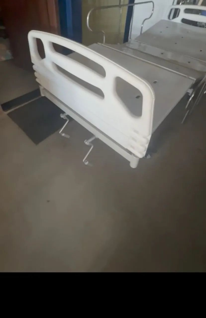 Cama hospitalar  com duas manivelas  - Foto 2