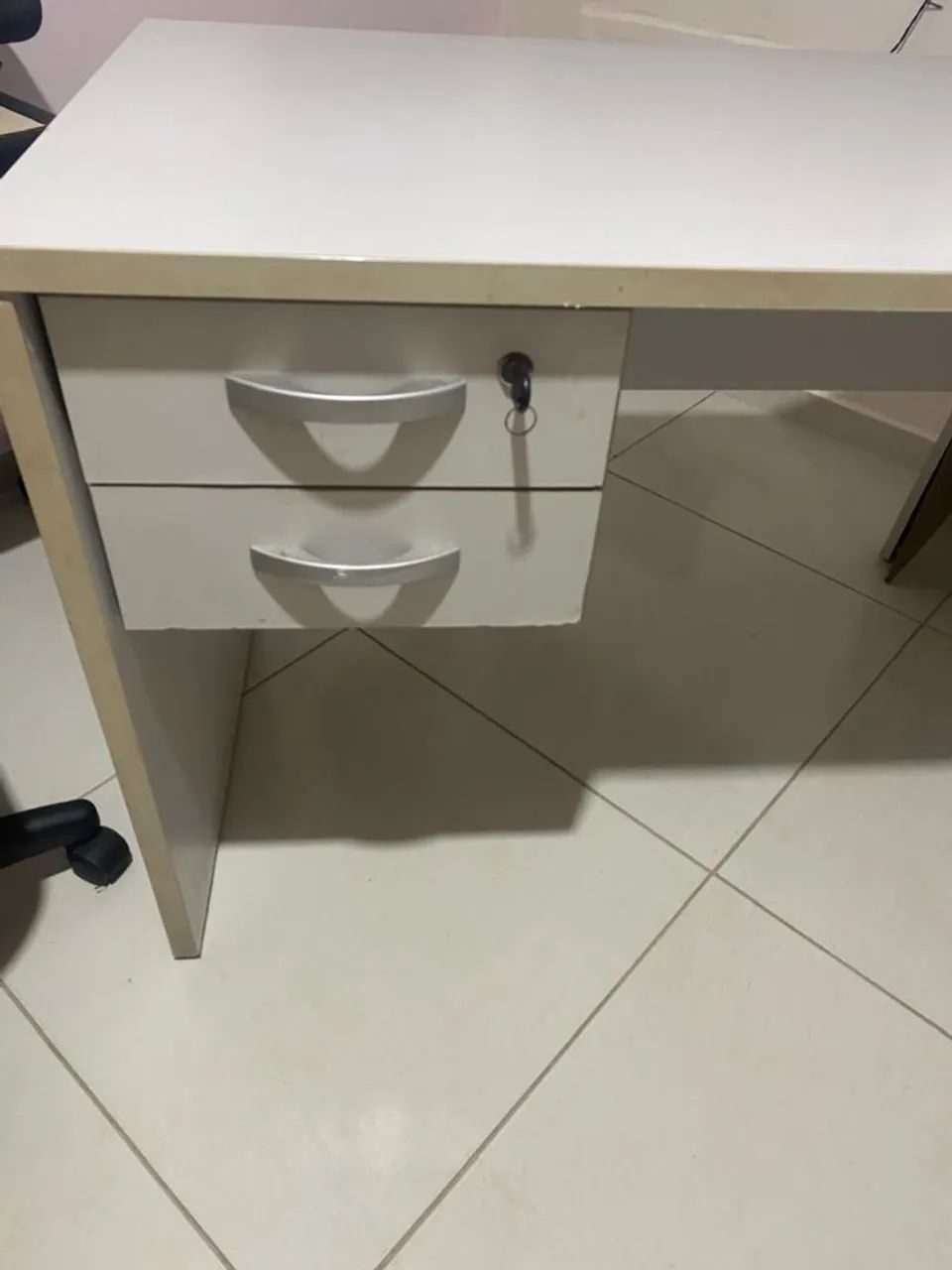 Mesa de escritório com duas gavetas  - Foto 2
