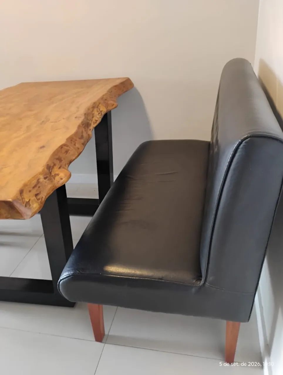 Mesa de madeira de lei + cadeiras+ Sofá + Balcao de madeira - Foto 3