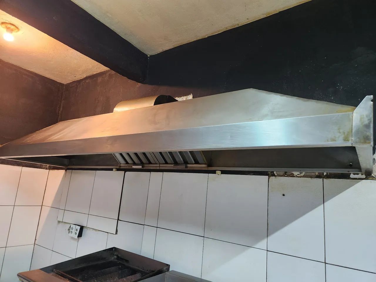 FRITADEIRA - FORNO DE PIZZA -  FREEZER - COIFA - CHAPA - CHARBROILLER - ESTANTES EM AÇO. - Foto 5