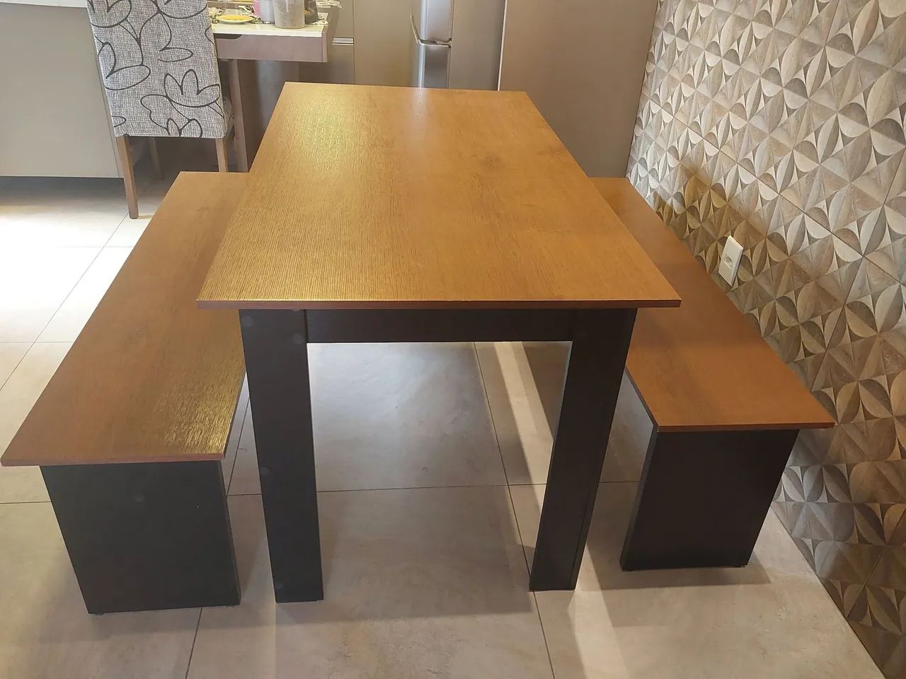Vendo mesa com dois bancos. Aceito cartão  - Foto 3