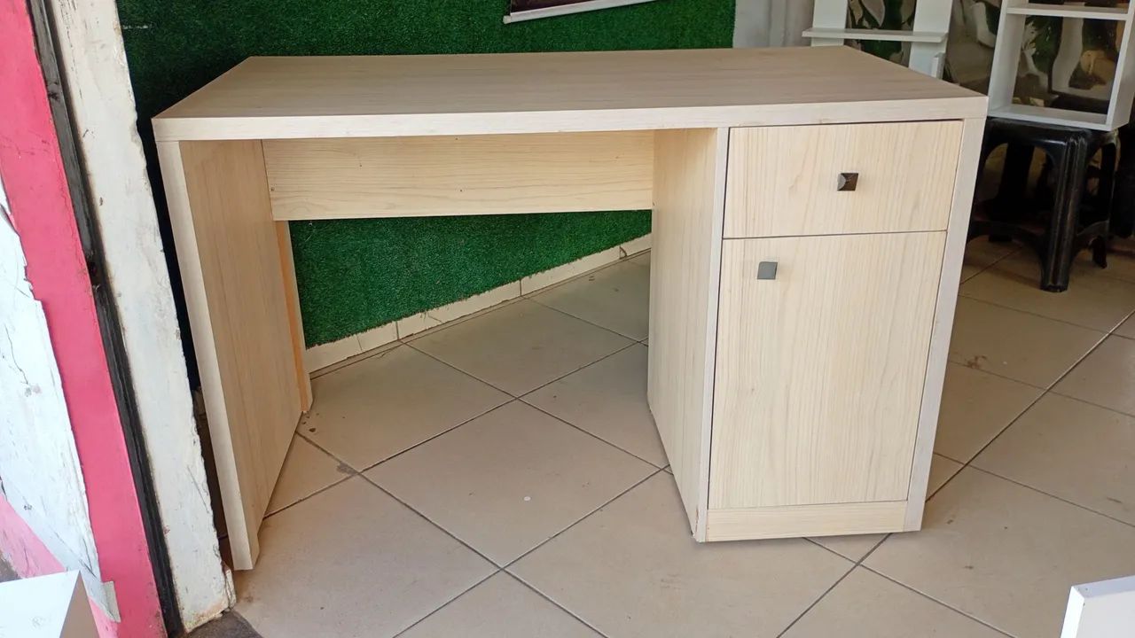 Mesa para estudos,toda em MDF.