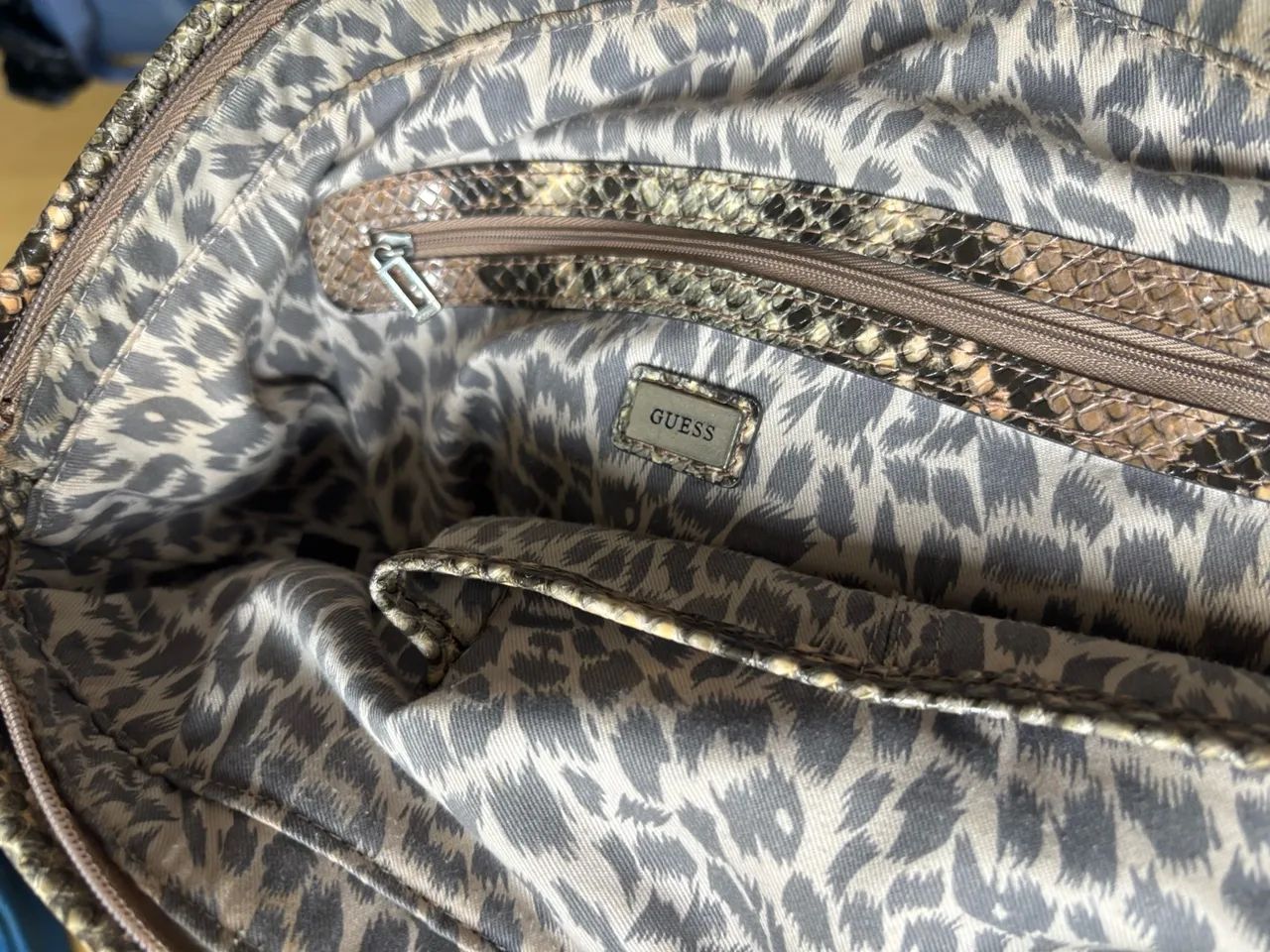 bolsa guess vintage bege e cobra - Foto 5