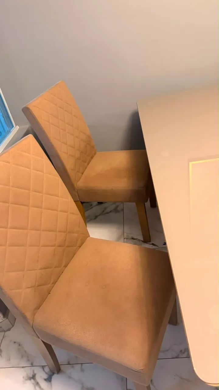 Mesa com 4 cadeiras 