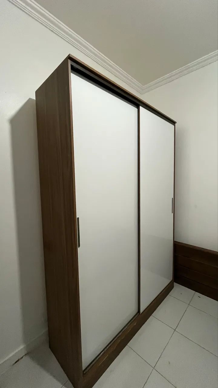 guarda-roupa grande, espaçoso e bem dividido 