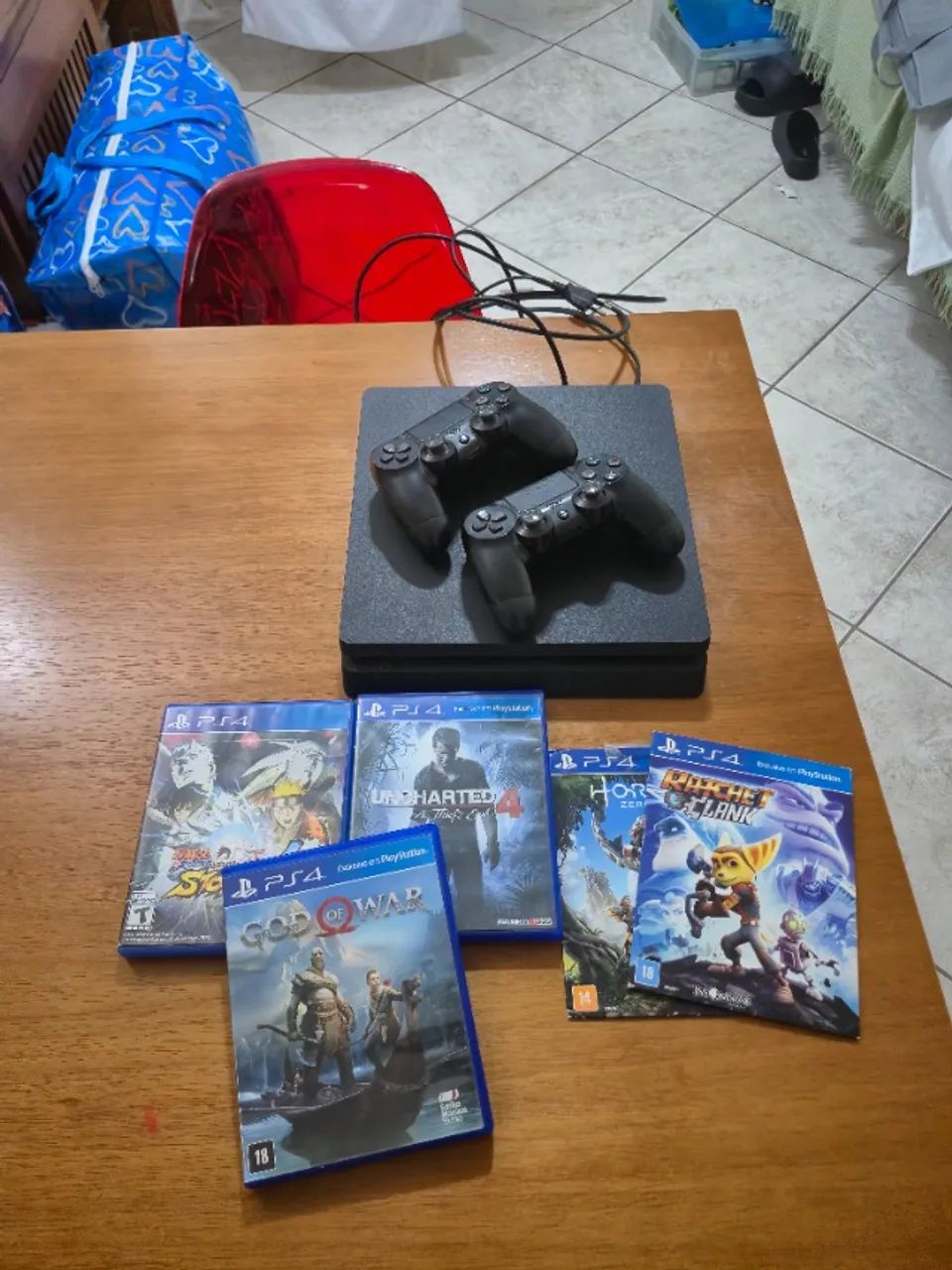 Ps4 com 2 controles e jogos  - Foto 2