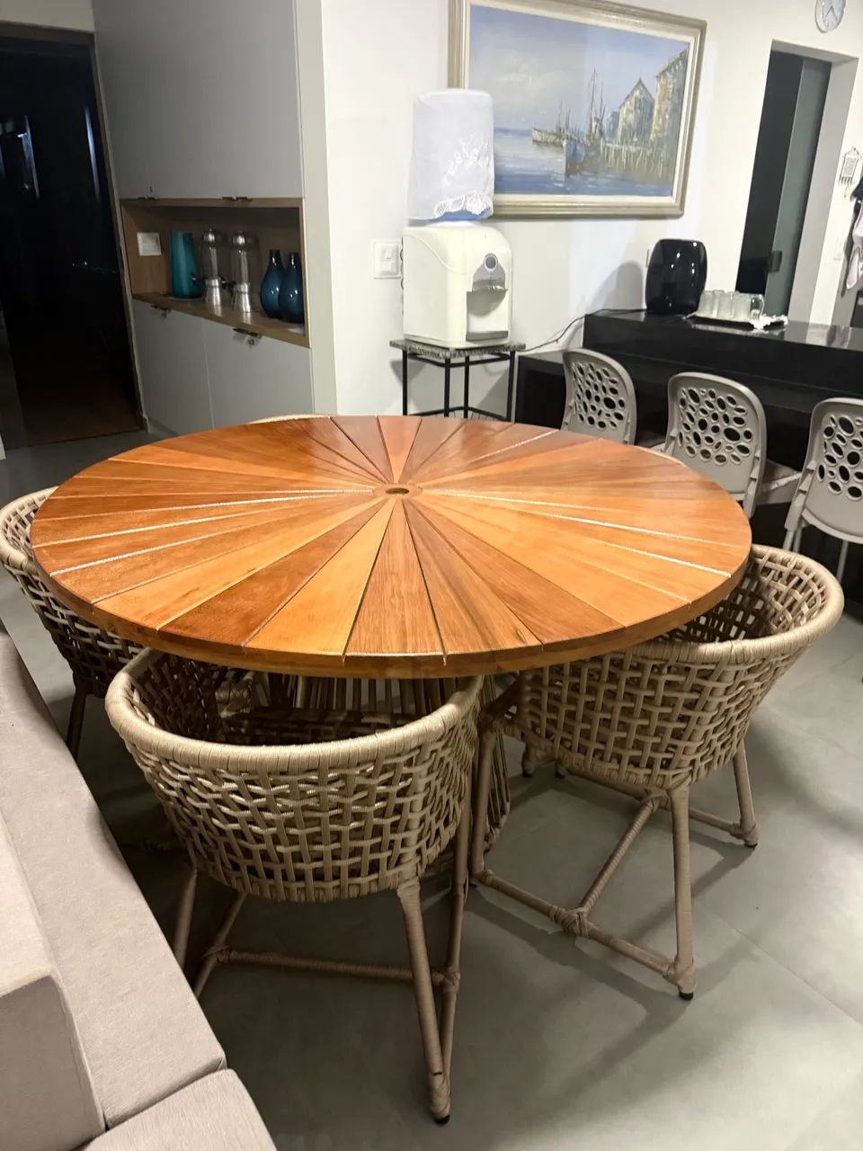 Mesa com 6 cadeiras, disponível em cores.