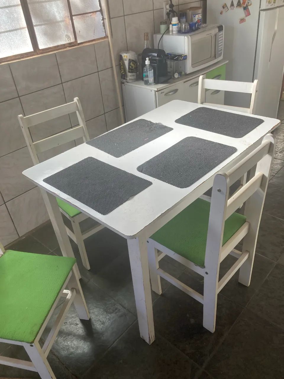Mesa com 4 cadeiras 