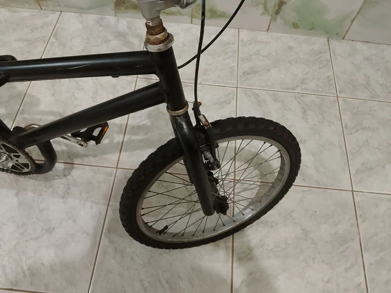 Vendo bicicleta BMX preta  - Foto 4