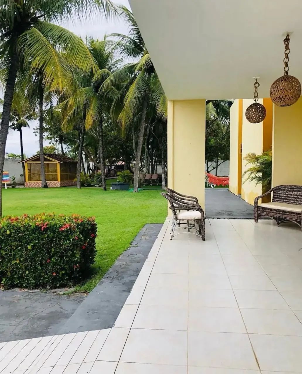 vendo CHÁCARA  com CASA MAGNÍFICA em RUA PÚBLICA PRÓXIMA à PRAIA