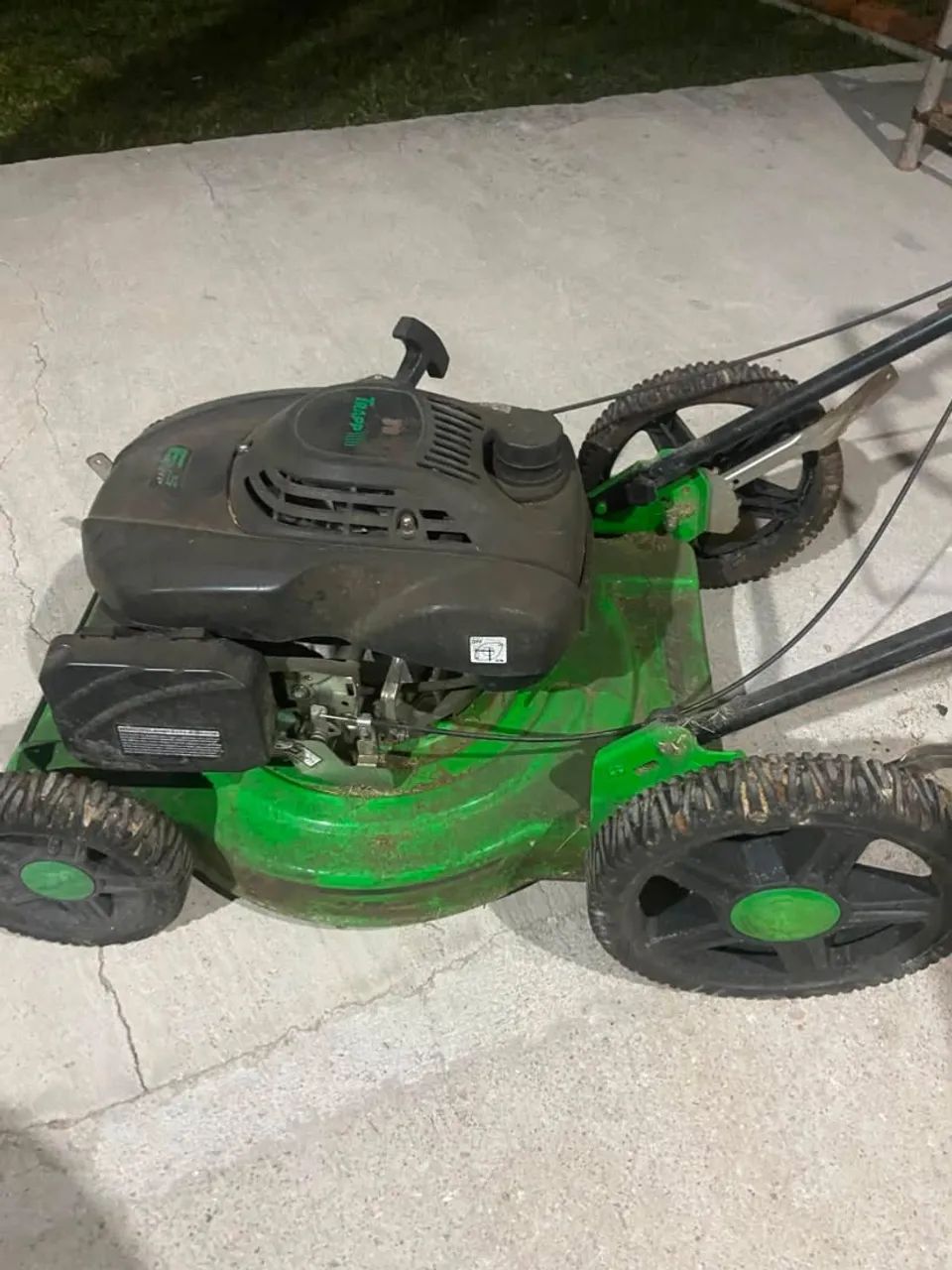 Máquina de cortar grama 