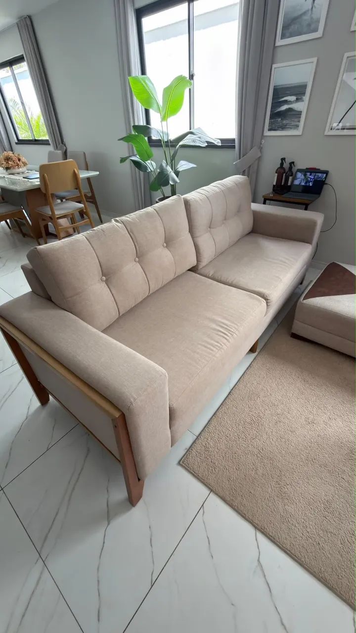 Sofá Adri Móveis 2,10m em Linho e Madeira + Puff 70x70 - Foto 4