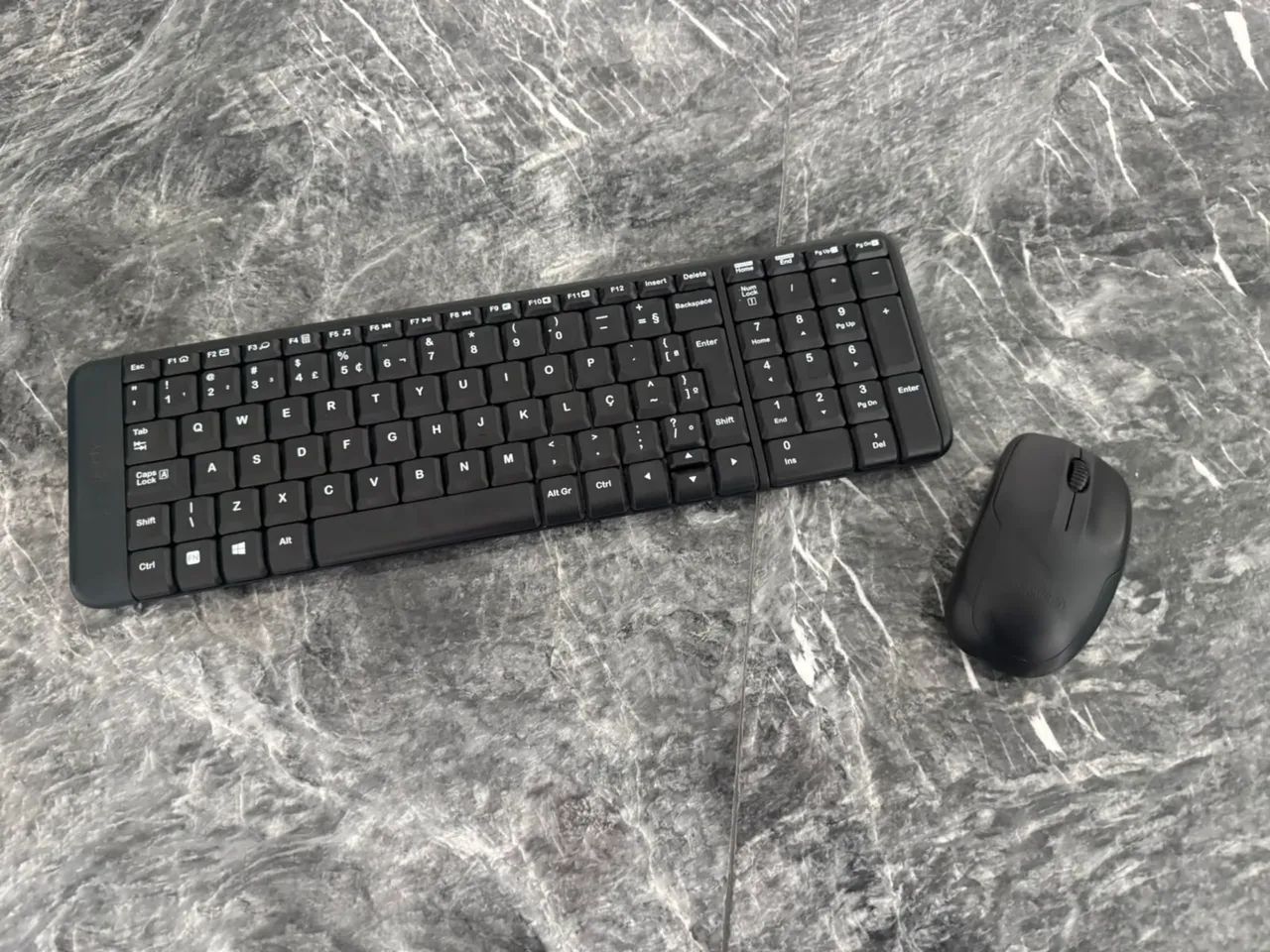 - Kit de Teclado e Mouse sem fio Logitech Mk235 Teclado grafite e mouse preto 