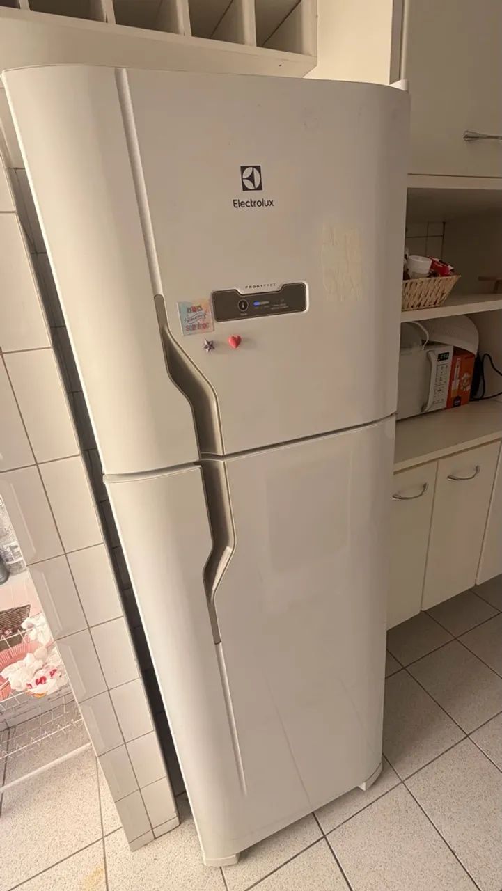 Geladeira seminova excelente 