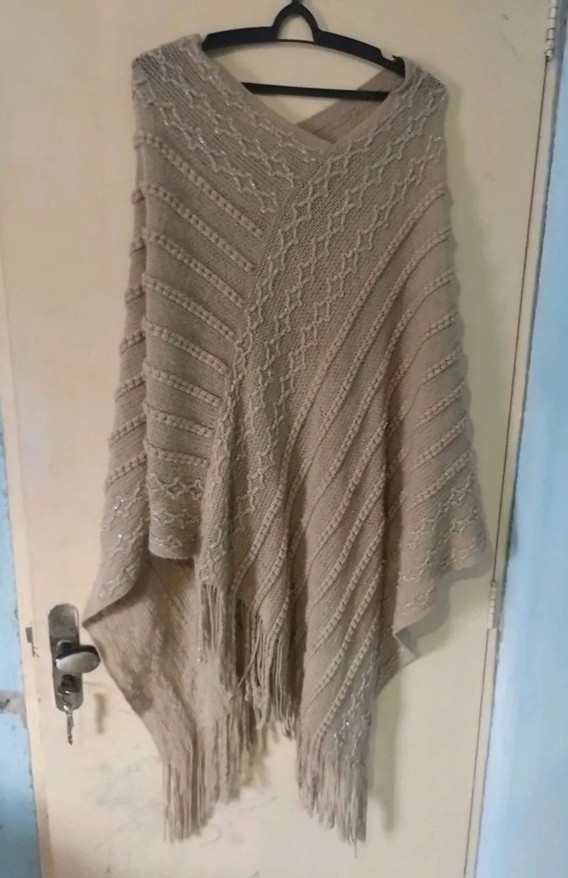 Poncho em lã bege